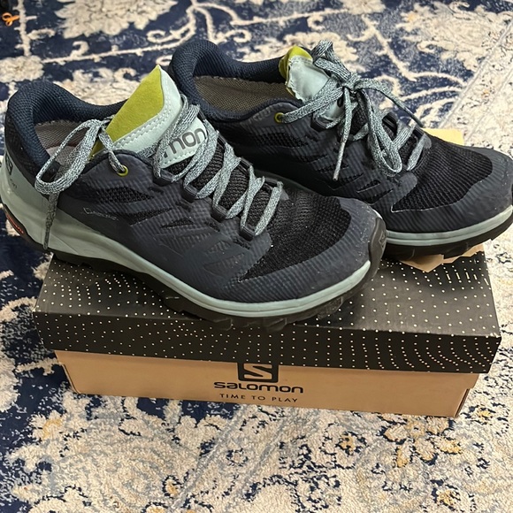 Salomon waterproof hiking sneaker in women size 7 - Picture 1 of 7